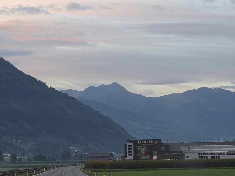 Zillerkamm vom vorderen Zillertal aus gesehen; linke Bildhälfte: rechts Brandberger Kolm, links Zillerkamm