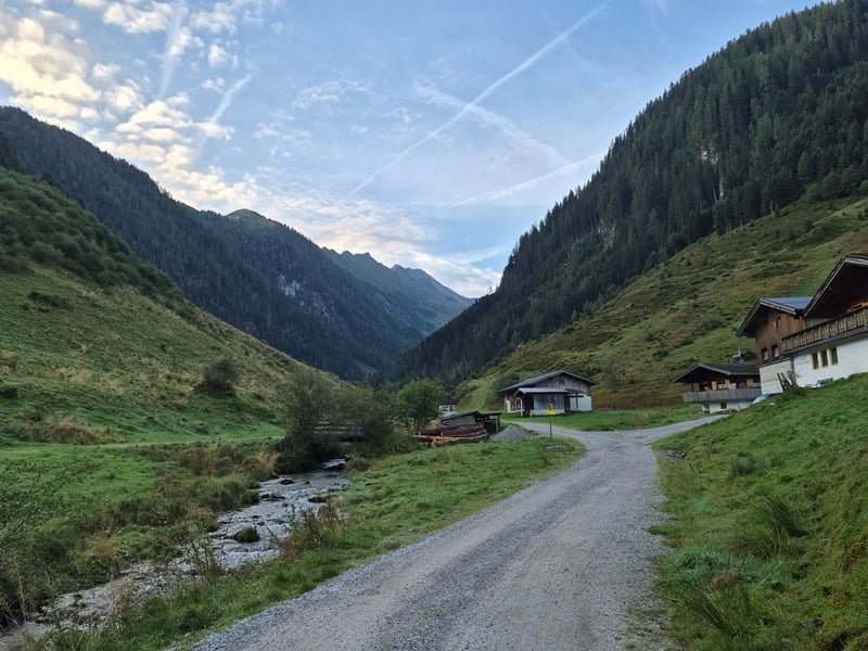 vor der Schwarzachbichlalm, hinten der Schwarzachkamm