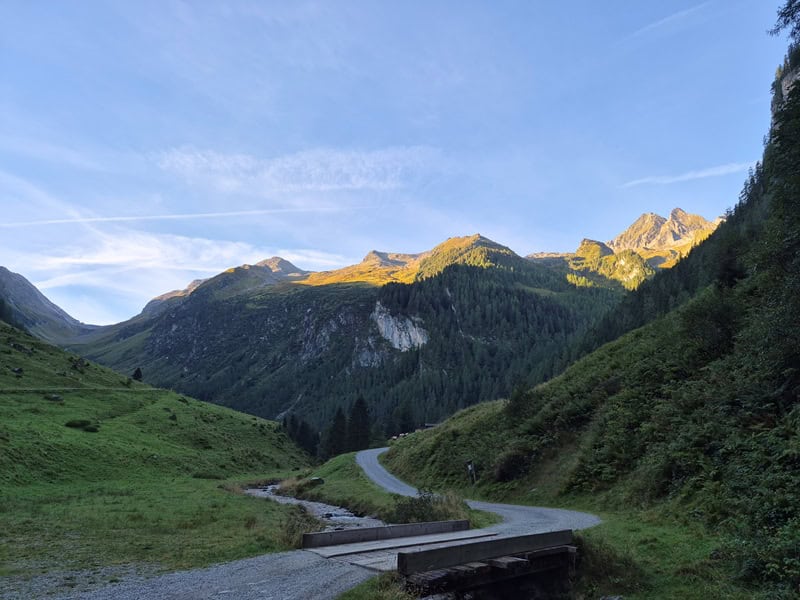 Abzweigung zur Schwarzachalm, hinten Schwarzachscharte, Hochsteinflache, Innerer Falk, Gamskopf, vorgelagert der Burgkopf und Mitterwandkragen