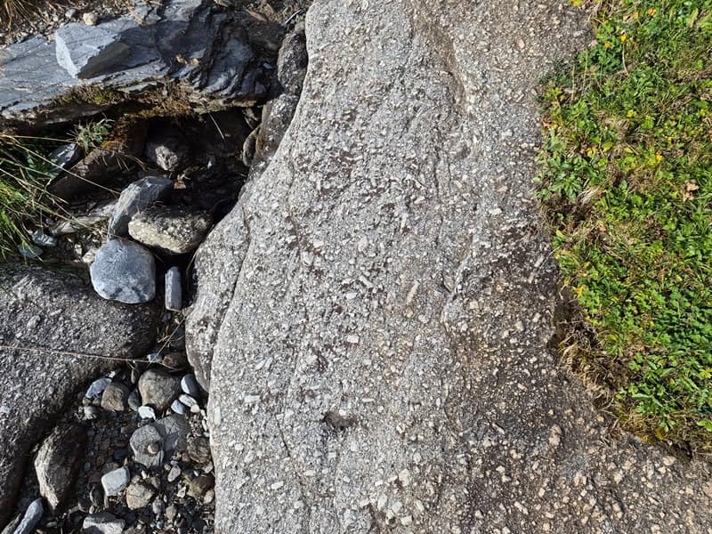 Augengneis des Ahorkerns unter die vorherrschende Kalkmarmore der Hochstegenzone gemischt