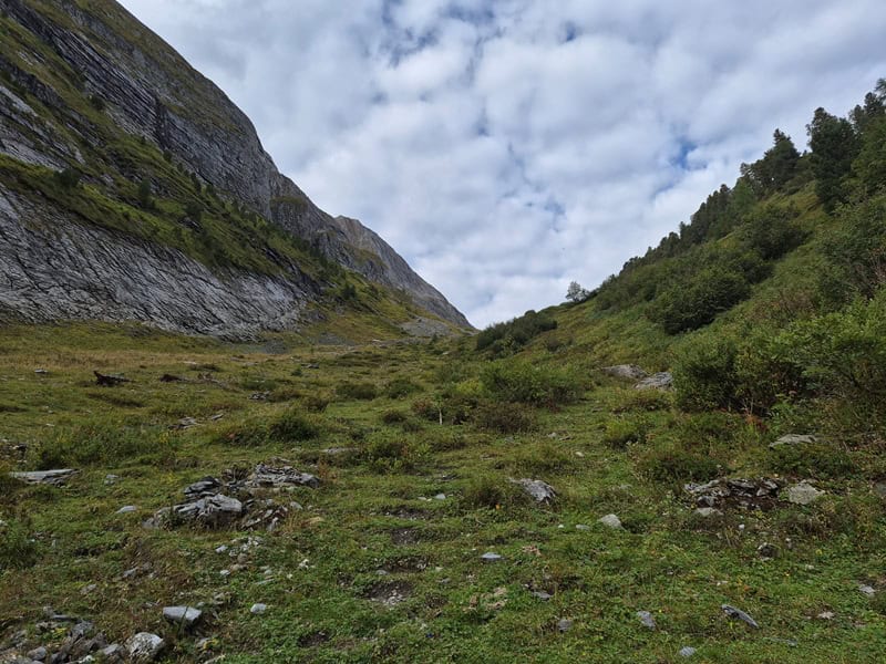 Blick zum Brandberger Joch; links die glatten Kalkschiefer der Nordwand des Brandberger Kolms