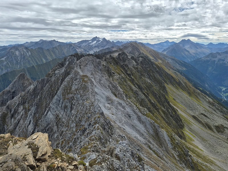 Blick über den Zillerkamm vom kleinen Gipfelkreuz am Brandberger Kolm; in der Ferne die Reichenspitzgruppe