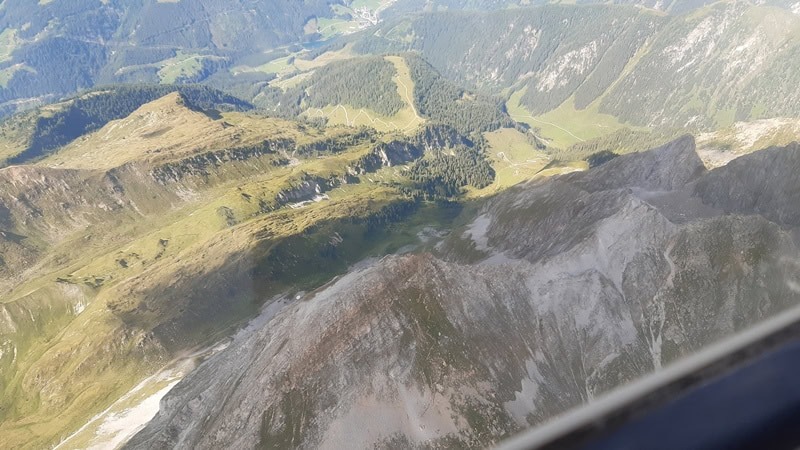 Brandberger Kolm vom Flugzeug aus gesehen, der braune Streifen von links unten nach rechts oben stellt die braunen Kalk- und Glimmermarmore dar