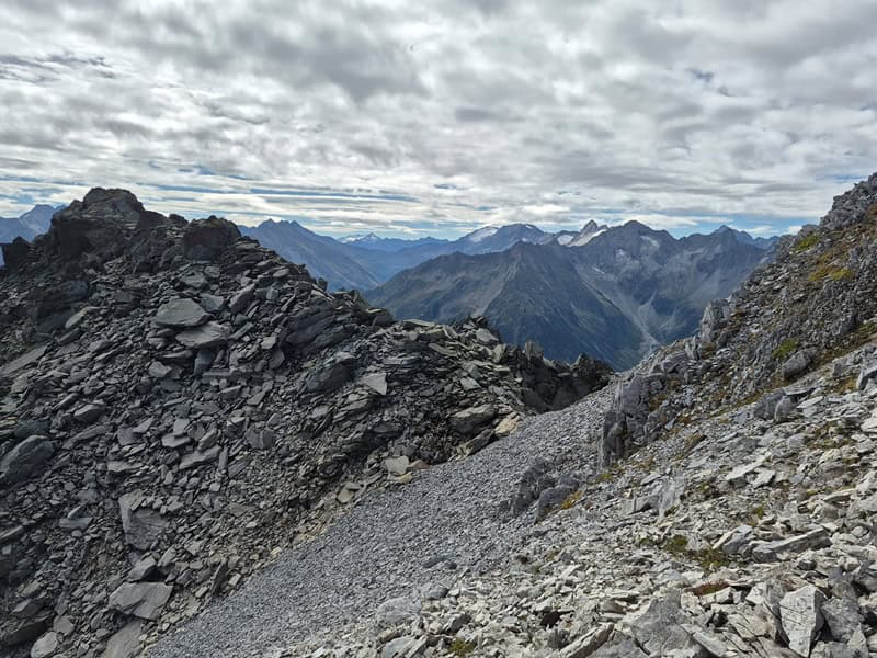 Einschartung hinter dem Mitterwandkragen; Sedimentgestein der Hochstegenzone (hell) stößt hier mit Kristallingestein des Ahornkerns (dunkel) tektonisch zusammen