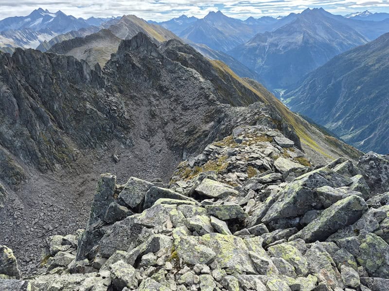 herrliche Gratstrecke voraus! Der nächste Hochpunkt nach der Girlande ist der Pkt. 2.666 m, i. d. Literatur tw. fälschlich für den Gamskopf gehalten, der sich im Bild rechts daneben befindet