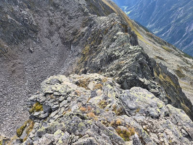 Blick auf den Abstieg vor dem Sattel zu Pkt. 2.666 m