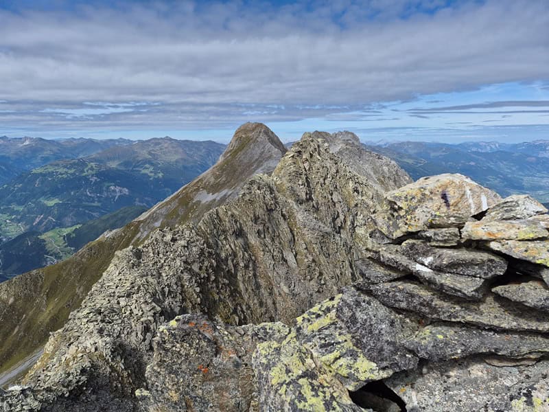 am Hochpunkt von Pkt. 2.666 m mit dem Gipfelsteinmann, wahrscheinlich anlässlich der Erstbegehung