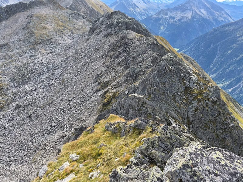 nach ein paar luftigen Gratzähnen öffnet sich der Blick auf die folgende Einschartung