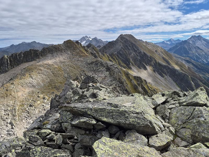 am Abstieg vom "Trümmerhaufen" der Plauener; hinten der Äußere Falk in Sicht und in der Ferne die Hochsteinflache, der Hochpunkt der Überschreitung