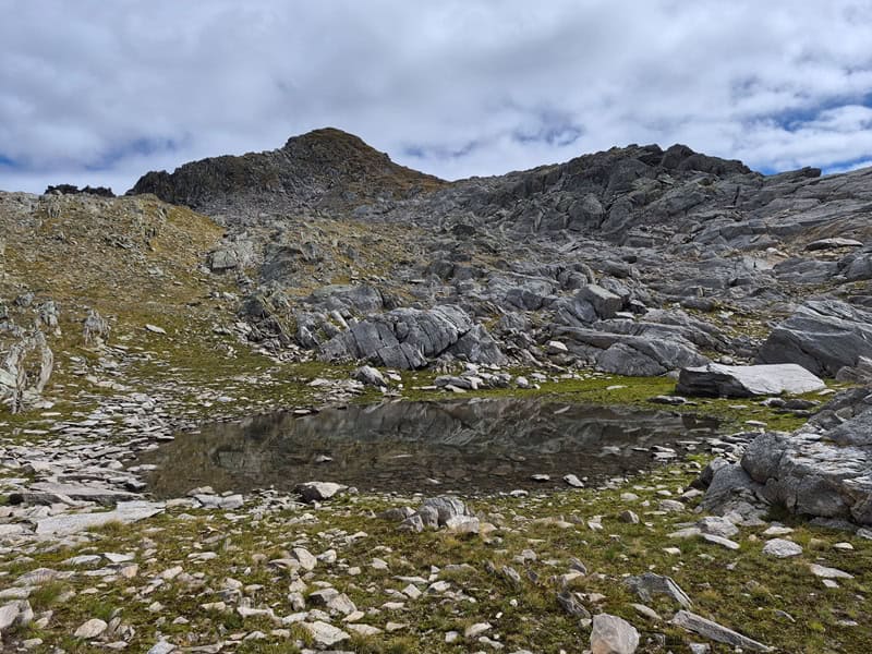 Lacke im Schafkar mit dem Äußeren Falk im Hintergrund