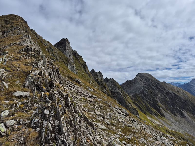 schichtparallel führt der Gratrücken zum Äußeren Falk empor, rechts der Innere Falk nach einem Zwischenkopf