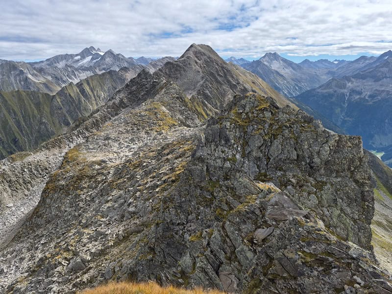 am Äußeren Falk in Richtung Innerer Falk geblickt; gegenüber in 40 m Entfernung der fast gleich hohe Zweitgipfel des Äußeren Falks