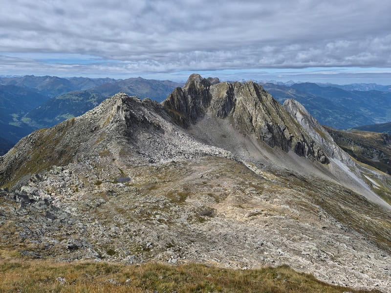 Rückblick auf das Schafkar mit der zurückgelegten Strecke vom B. Kolm; rechts der helle Kalkmarmorzug, der vom B- Kolm aus bis zur Popbergalm zieht