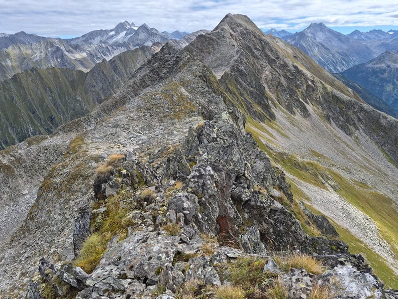 der Abstieg vom Nebengipfel des Äußeren Falks weist einige luftige Kletterstellen mit scharfen, quergestellten Gratplatten auf