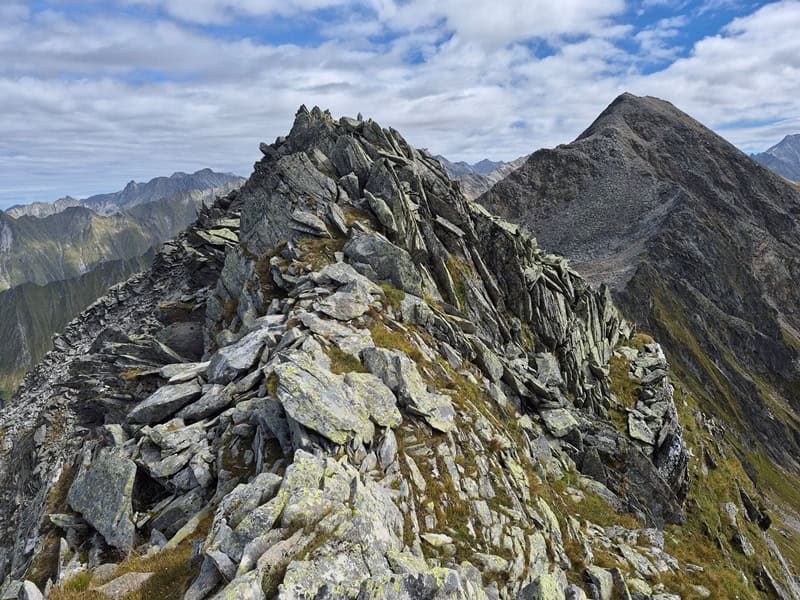 bereits im Anmarsch auf den schmalen Gipfelgrat des Inneren Falks