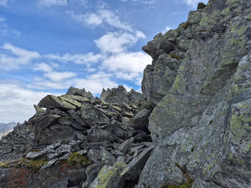 in der linken (nordostseitig) Flanke des Inneren Falks