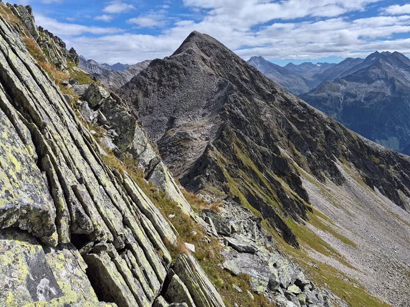 südwestseitige Flanke des Inneren Falks mit Gratkette und Aufstieg zur Hochsteinflache