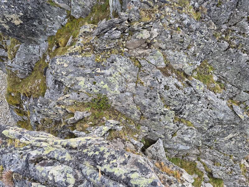 quergestellte Platten mit Scharten folgen auf dem nächsten Gratabschnitt