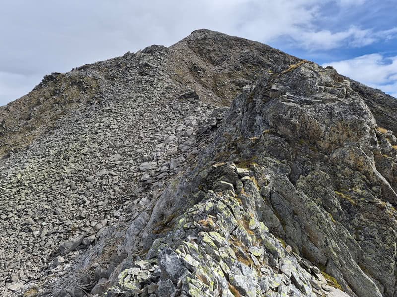letzter Gratkopf vor dem Gipfelaufbau der Hochsteinflache