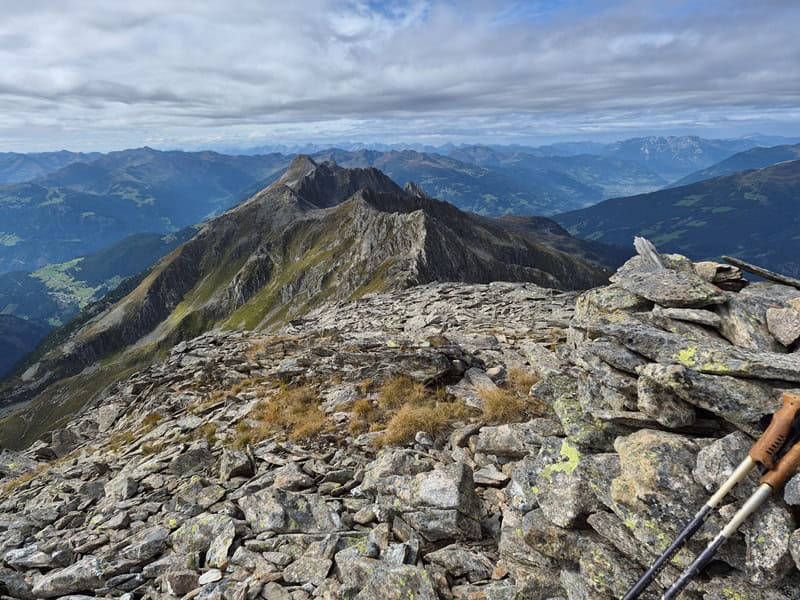 Hochsteinflache, 2.766 m, Hochpunkt der Überschreitung; im Rückblick der Ausgangspunkt Brandberger Kolm in 3,1 km Luftlinienentfernung