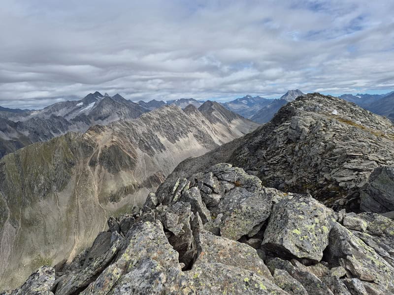 Blick von der Hochsteinflache in Richtung Reichenspitzgruppe mit dem Schwarzachkamm und Wimmerkamm dazwischen; in der Ferne die mächtige Rötspitze in 21,5 km Entfernung, rechts der Magnerkamm