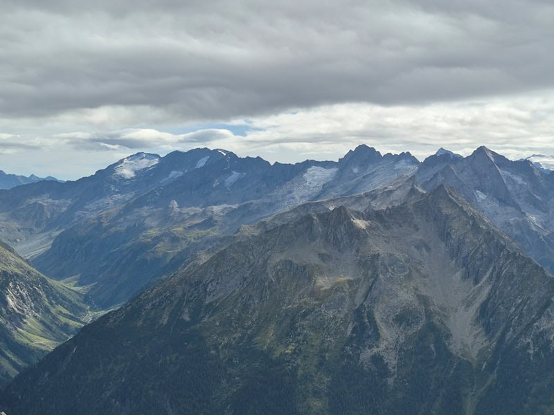 Hollenzkopf mit Grasleitenkees, Wollbachspitze daneben, weiter rechts die markante Rosswandspitze, rechts davon der Grundschartner