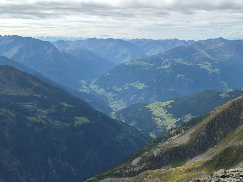 bäriger Talblick auf Mayrhofen und das Tuxertal, rechts die Tuxer Alpen