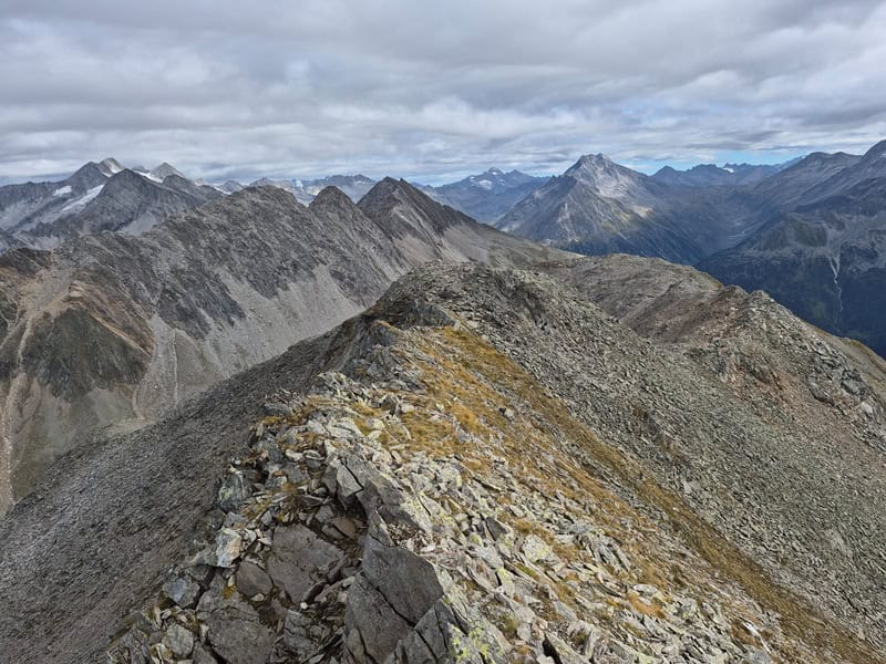 am Weg zur Höhenbergnieder (Schwarzachscharte) mit dem Plateaugelände "Auf der Röte", im Hintergrund in rechter Bildhälfte der Magnerkamm und der Hundskehlgrund