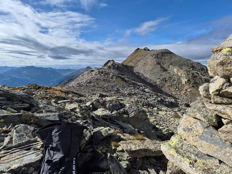 an der Steinschlichtung "Auf der Röte" zurück zur Hochsteinflache geschaut