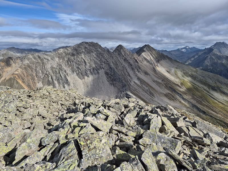 am Abstieg zuerst durch grobes Blockwerk bis sich Bergwiesen ausbilden