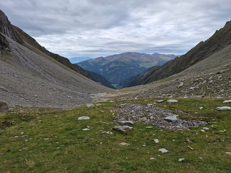 zu fortgeschrittener Zeit am Steig im Schwarzachgrund talwärts