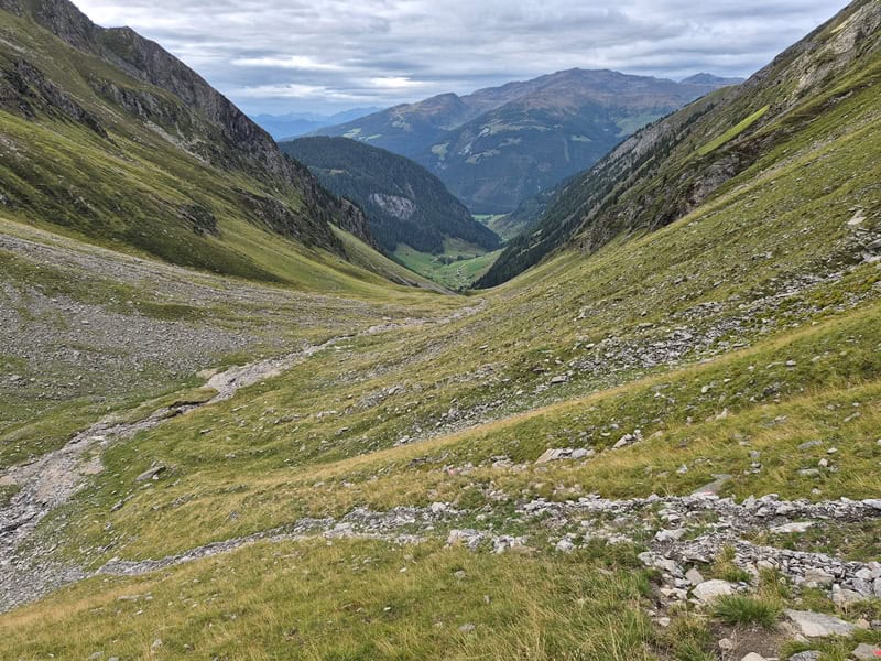 in der rechten Talflanke nach der Talstufe im Schwarzachtal
