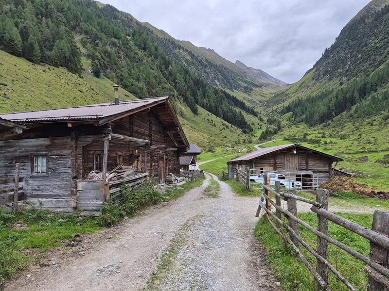 Almgebäude der Unteren Schwarzachalm mit Rückblick auf die schöne Reise über den Zillerkamm